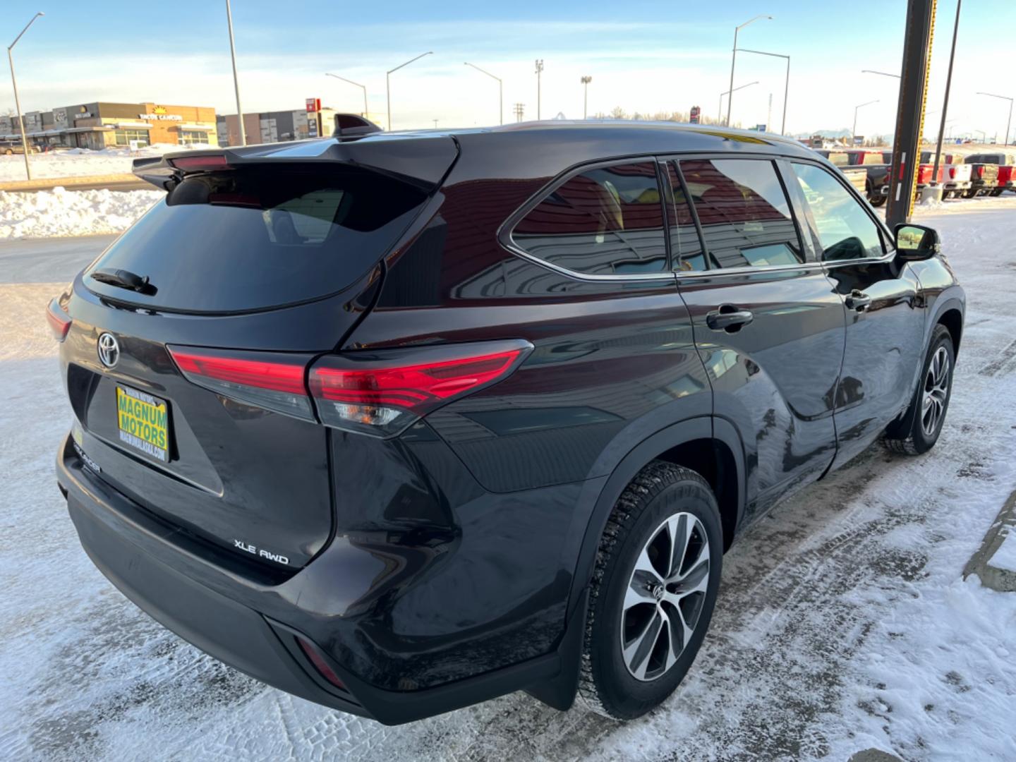 2021 Black Cherry /black leather Toyota Highlander XLE AWD V6 (5TDGZRBH8MS) with an 3.5L V6 DOHC 24V engine, 6A transmission, located at 1960 Industrial Drive, Wasilla, 99654, (907) 274-2277, 61.573475, -149.400146 - Photo#6